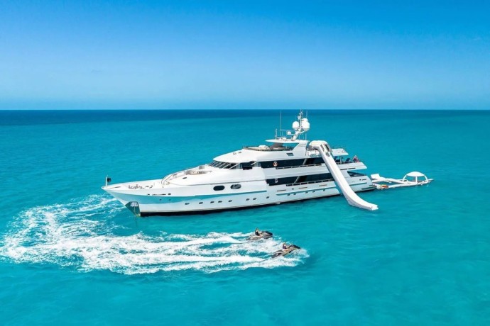 indulge-in-luxury-bahamas-yacht-charter-big-0